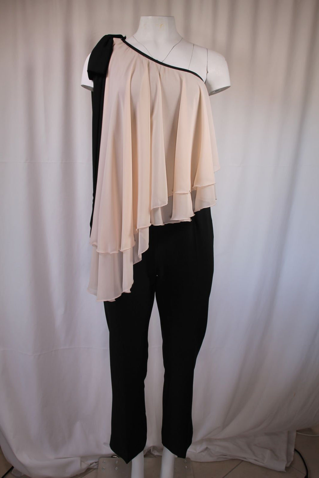Anna Rachele Φόρμα Overalls Μαύρο Εκρού | One-Shoulder Chiffon Drape Jumpsuit Made in Italy